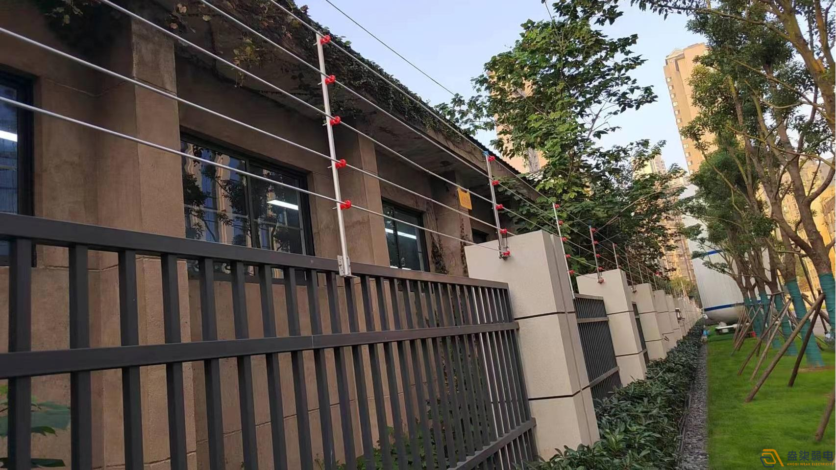 電子圍欄會被風吹倒嗎？