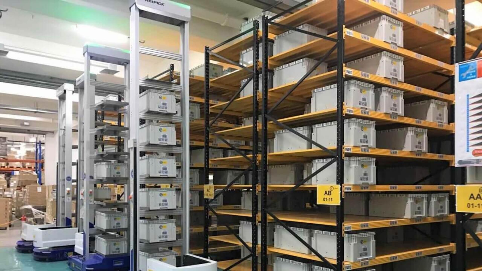 倉庫STU料箱機(jī)器人解決方案